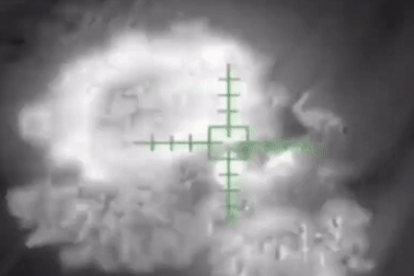 Tổ hợp rải mìn Nga phát nổ sau khi trúng đạn ở Ukraine