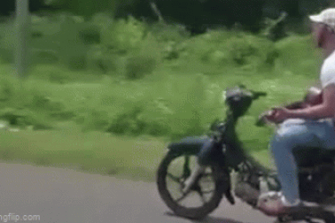 Thanh niên tay đánh đàn, chân lái xe máy lao vun vút trên quốc lộ