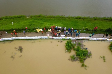 Người dân Chương Mỹ đang căng mình chống lụt như thế nào?
