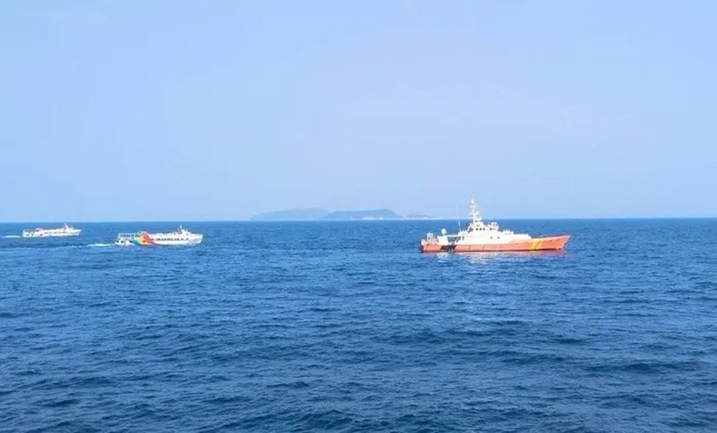Thợ lặn, thiết bị bay tìm nạn nhân mất tích trên biển Quảng Ngãi - 1 Thợ lặn, thiết bị bay tìm nạn nhân mất tích trên biển Quảng Ngãi - 1
