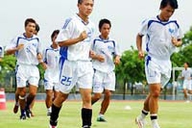 “Sao đi... Tây về mà đá yếu thế nhỉ!”