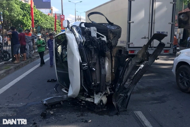 Xe CRV lật nghiêng, vỡ nát đầu sau khi dồn dải phân cách