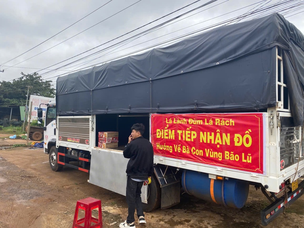 Tài xế đánh liều mượn xe, chở hàng từ thiện miễn phí đến vùng lũ - 1