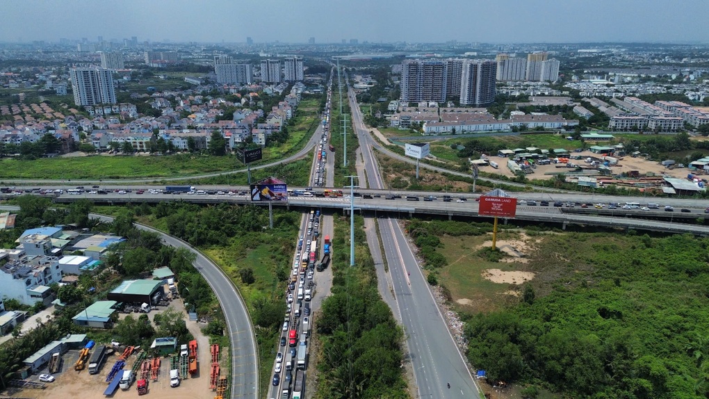 Xe cộ ùn ứ từ sáng đến chiều ngay lối vào cao tốc ở TPHCM - 1 Xe cộ ùn ứ từ sáng đến chiều ngay lối vào cao tốc ở TPHCM - 1