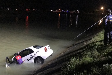 Ô tô lao xuống kênh, 2 người may mắn thoát nạn