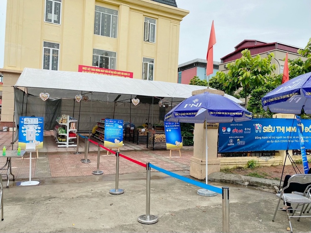 Siêu thị mini 0 đồng chia sẻ cùng người dân khó khăn trong mùa dịch - 1 Siêu thị mini 0 đồng chia sẻ cùng người dân khó khăn trong mùa dịch - 1