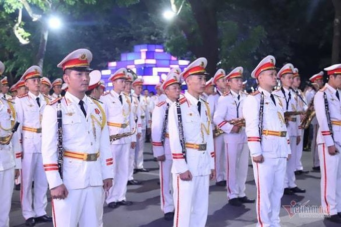Đại tướng Tô Lâm say sưa hoà cùng dòng người thưởng thức dàn kèn bên Hồ Gươm - Ảnh 7. Đại tướng Tô Lâm say sưa hoà cùng dòng người thưởng thức dàn kèn bên Hồ Gươm - Ảnh 7.