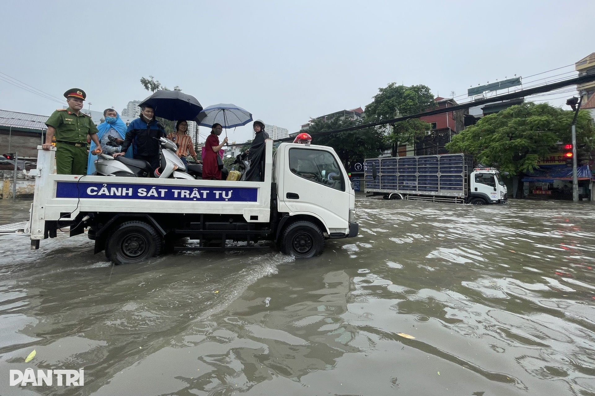 Hà Nội mưa lớn từ sáng sớm, phố phường ngập sâu, xe cộ chết máy hàng loạt - 21 Hà Nội mưa lớn từ sáng sớm, phố phường ngập sâu, xe cộ chết máy hàng loạt - 21