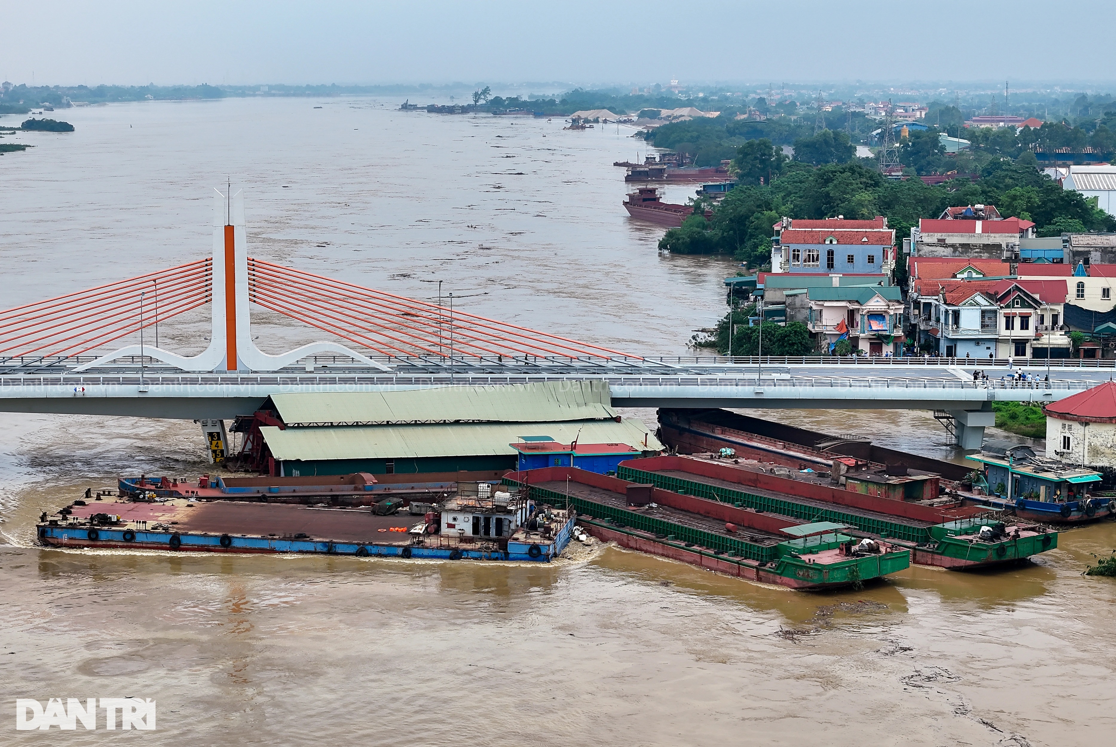 Hiện trường cầu Vĩnh Phú ôm 7 sà lan, thuyền dưới gầm ở Phú Thọ - 3