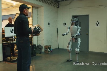 Robot Atlas bị hành hạ, rồi phản kháng lại con người