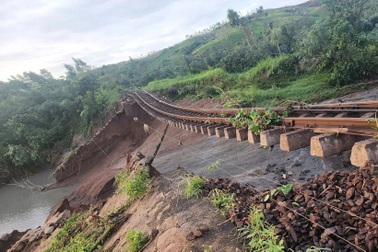 Nhiều đoạn đường sắt Bắc - Nam qua Đắk Lắk hư hỏng do bão Kalmaegi