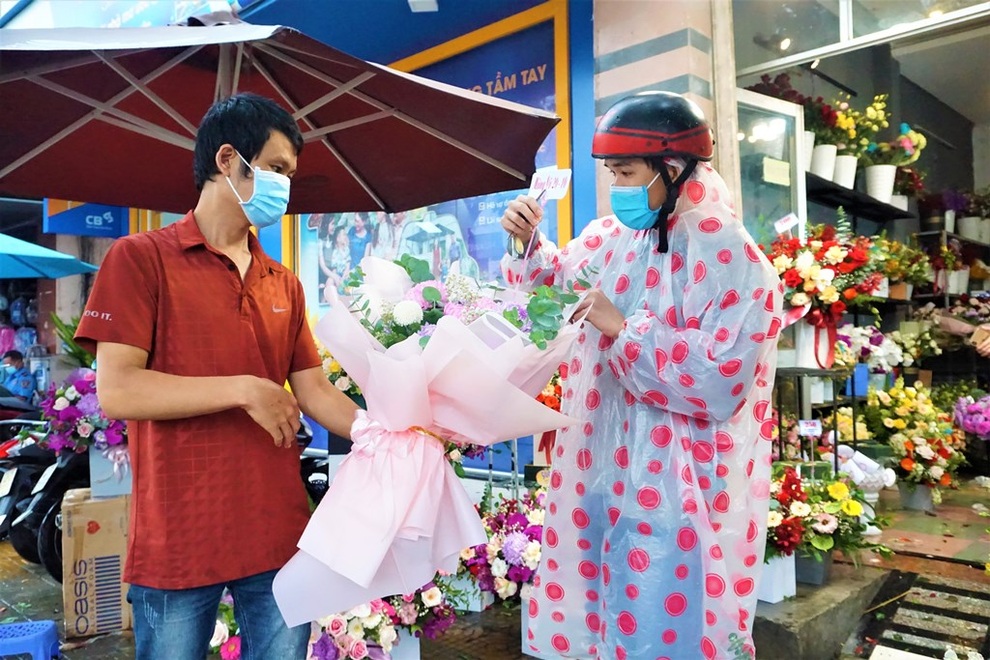 Dịp lễ 20/10, giới buôn hoa liêu xiêu vì giá hoa cao, người mua e dè - 2 Dịp lễ 20/10, giới buôn hoa liêu xiêu vì giá hoa cao, người mua e dè - 2