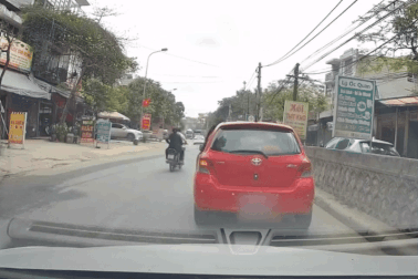 Kiểu dùng xi-nhan ô tô độc lạ của một nữ tài xế khiến nhiều người khó hiểu