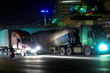 Xe tải hạng nặng "lộng hành" trong đêm ở Hà Nội