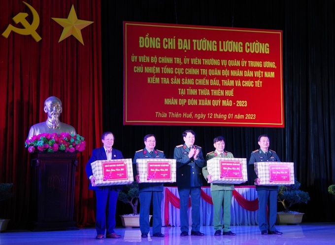 Đại tướng Lương Cường tặng quà các đơn vị lực lượng vũ trang tỉnh Thừa Thiên Huế