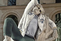 Hài hước khi mặc quần áo cho tượng khỏa thân