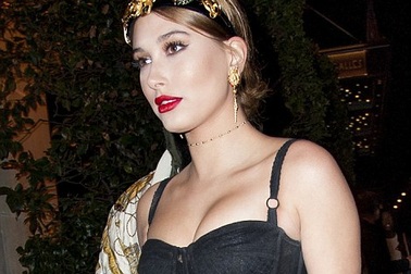 Người mẫu Mỹ khoe vòng một nảy nở