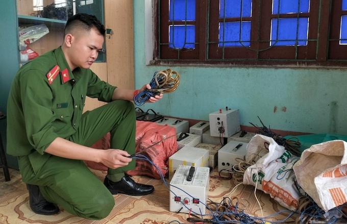 Kích giun đất bằng điện được Công an huyện Thường Xuân thu giữ (Ảnh: CATH)