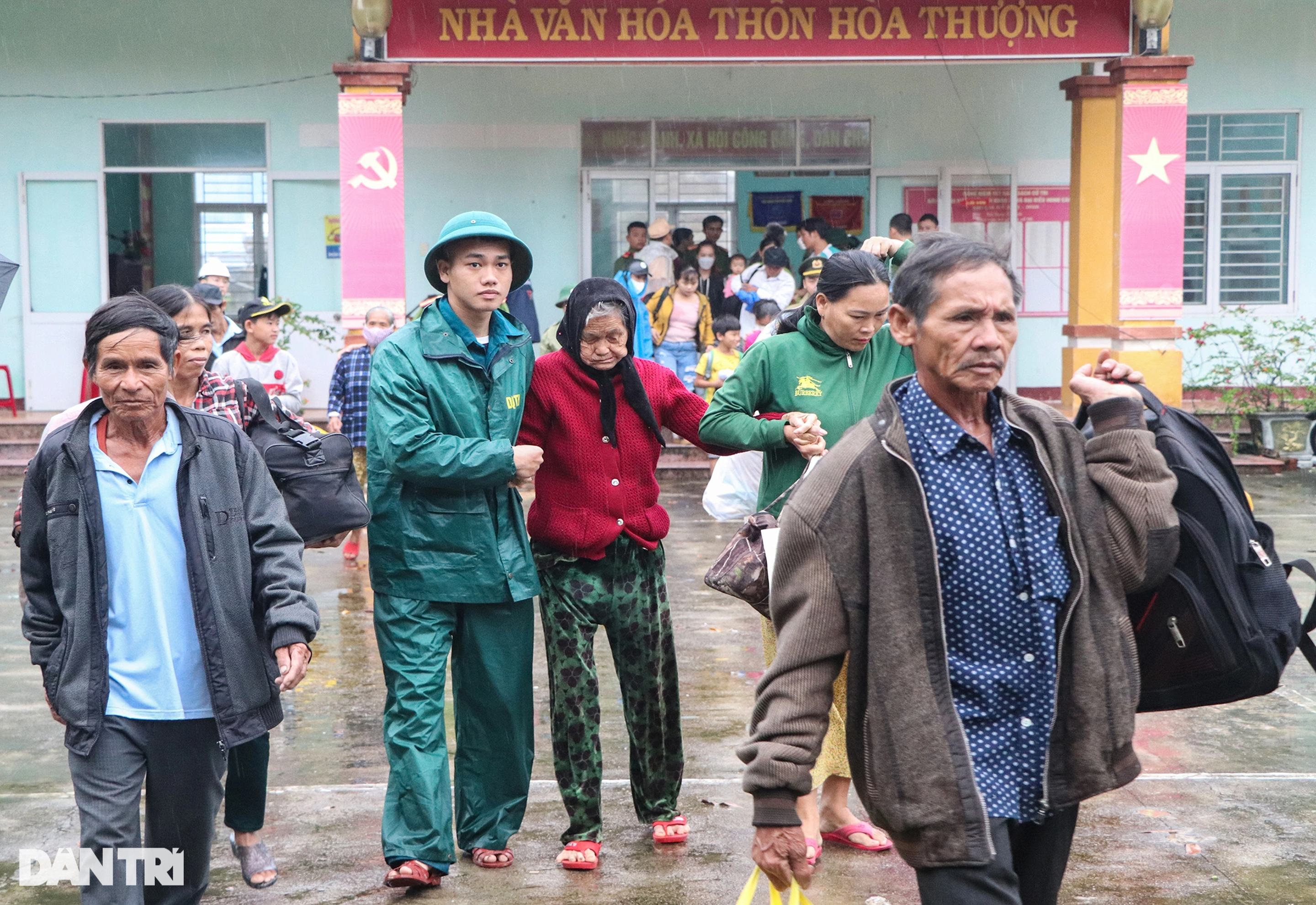 Người dân Quảng Nam vội vã di tản về nơi an toàn trước khi bão số 4 đổ bộ - 1 Người dân Quảng Nam vội vã di tản về nơi an toàn trước khi bão số 4 đổ bộ - 1