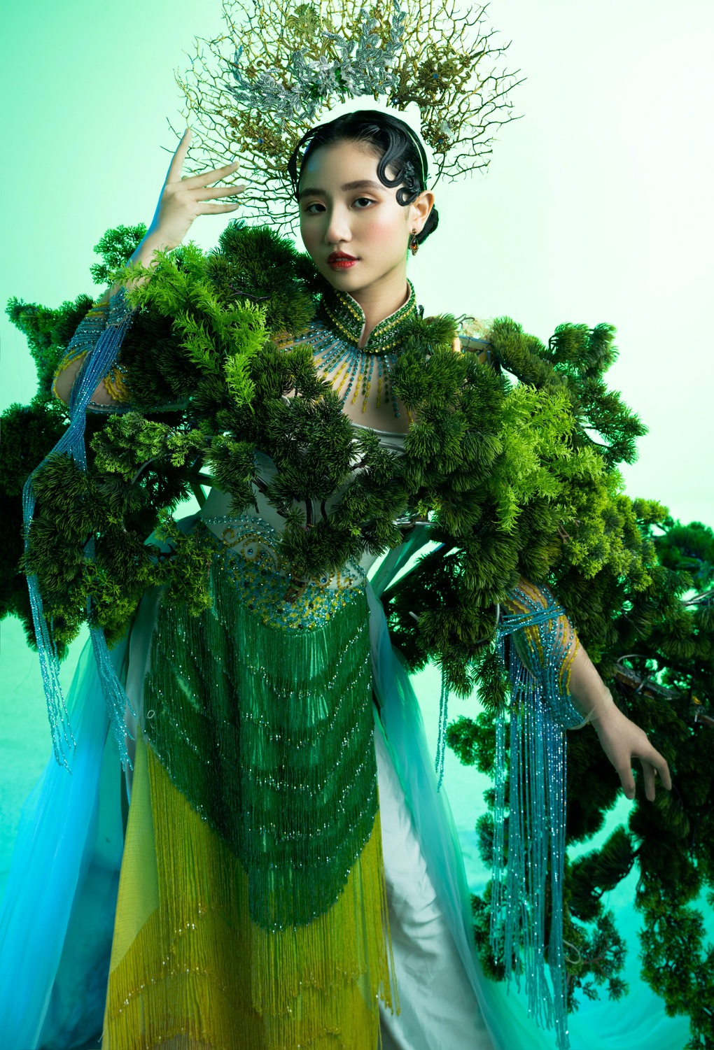 Mẫu nhí Minh Anh chinh phục bộ đồ nặng vài chục kg trên sàn diễn - 2 Mẫu nhí Minh Anh chinh phục bộ đồ nặng vài chục kg trên sàn diễn - 2