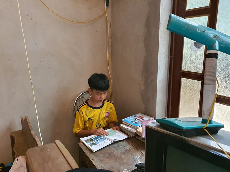 Cậu học trò nghèo nghẹn ngào vì được Bạn đọc Dân trí chung tay cứu mẹ - 2 Cậu học trò nghèo nghẹn ngào vì được Bạn đọc Dân trí chung tay cứu mẹ - 2