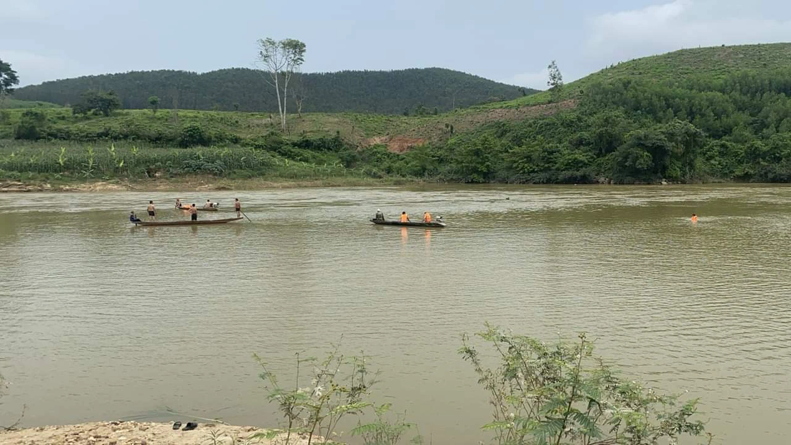 Hai vợ chồng lật thuyền giữa sông, người vợ tử vong - 1 Hai vợ chồng lật thuyền giữa sông, người vợ tử vong - 1