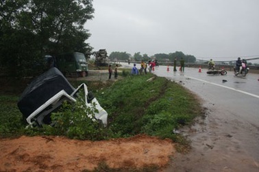 Tránh xe máy, ôtô tải phi xuống hồ