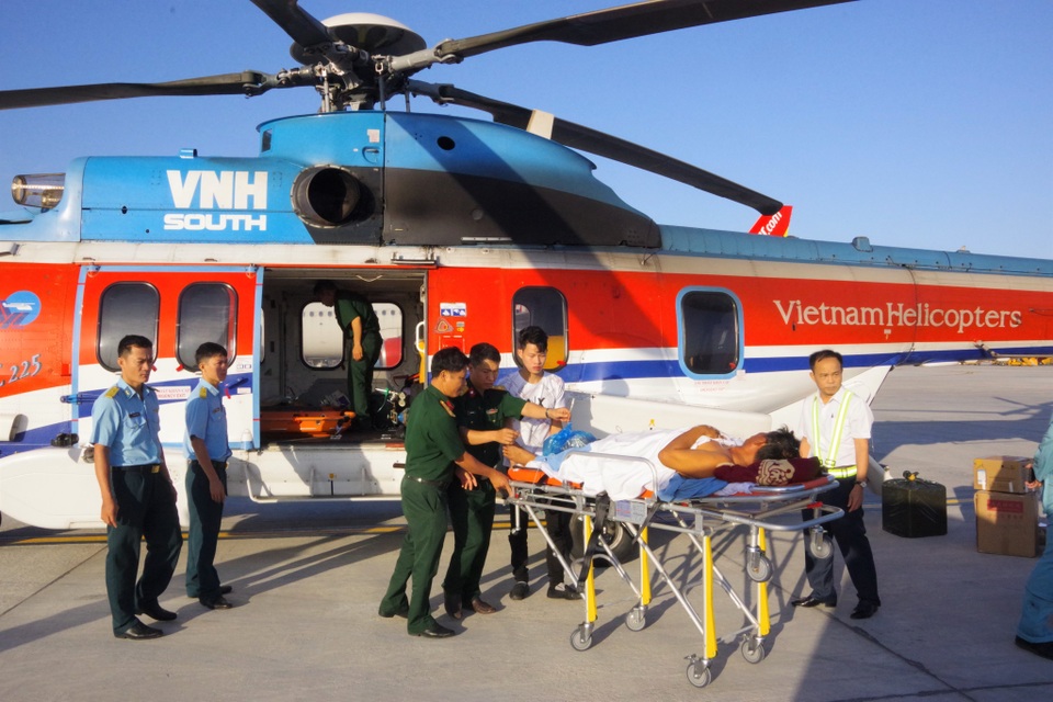 Trực thăng vượt biển trong đêm, cứu 2 ngư dân nguy kịch - 5 Trực thăng vượt biển trong đêm, cứu 2 ngư dân nguy kịch - 5