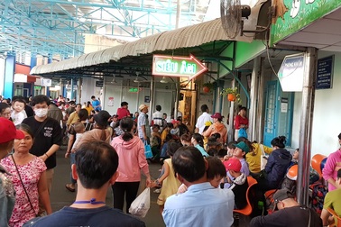 Bé trai tử vong bất thường với nhiều vết bầm tím trên cơ thể