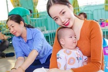 Hoa khôi Vũ Thanh Tú xúc động “cưng nựng” trẻ mồ côi