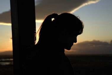 "Chị cầm chút tiền này, tôi mượn chồng chị ít lâu, xài chán rồi tôi trả"