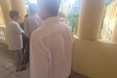 Ngăn cản đương sự có ý định nhảy lầu