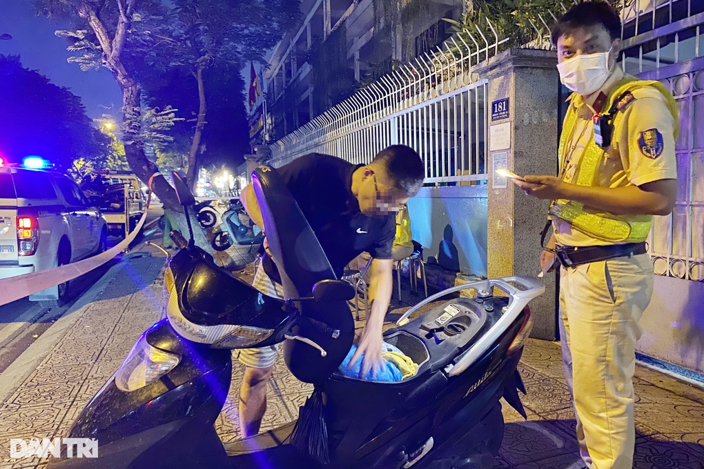 Tài xế vi phạm nồng độ cồn ở TPHCM: Phạt 7 triệu thì tôi bỏ luôn xe - 1 Tài xế vi phạm nồng độ cồn ở TPHCM: Phạt 7 triệu thì tôi bỏ luôn xe - 1
