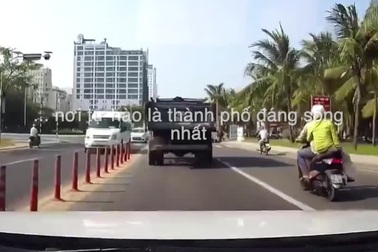 Xung đột giao thông, thanh niên đi xe máy cầm gạch ném thẳng vào cabin ôtô