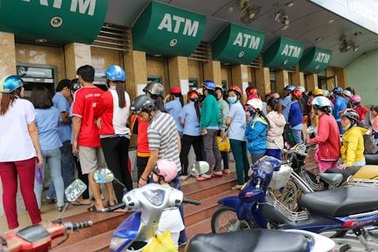 Mệt mỏi cao độ, xếp hàng chờ rút tiền ATM