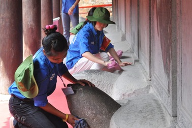 Chuyện những SV làm đẹp cho “cụ rùa đá”