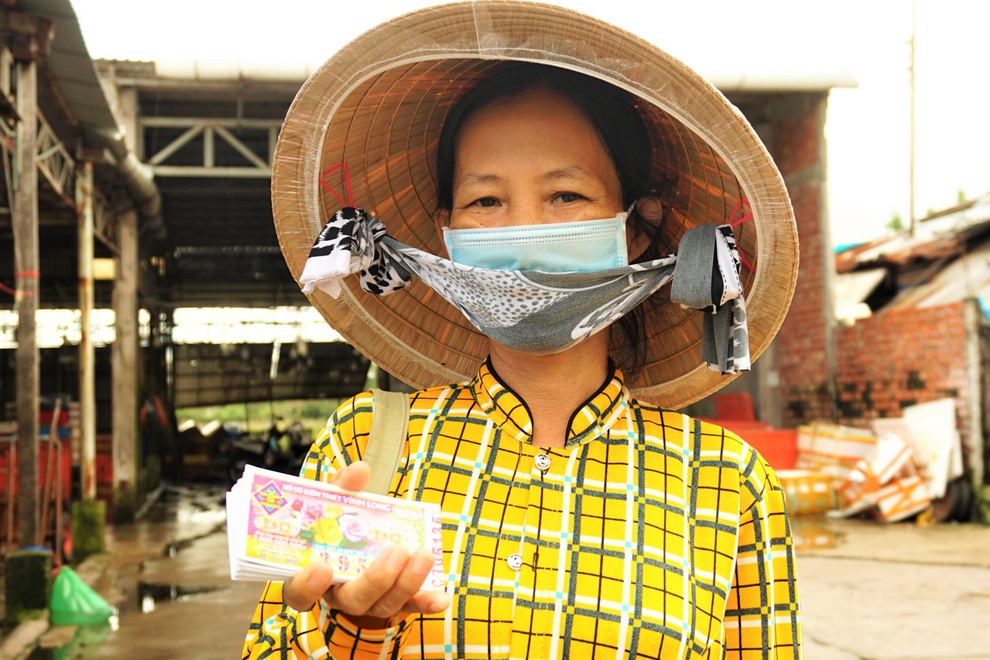 Vé số mở bán trở lại, người mua lùng sục tìm kẻ bán - 2 Vé số mở bán trở lại, người mua lùng sục tìm kẻ bán - 2