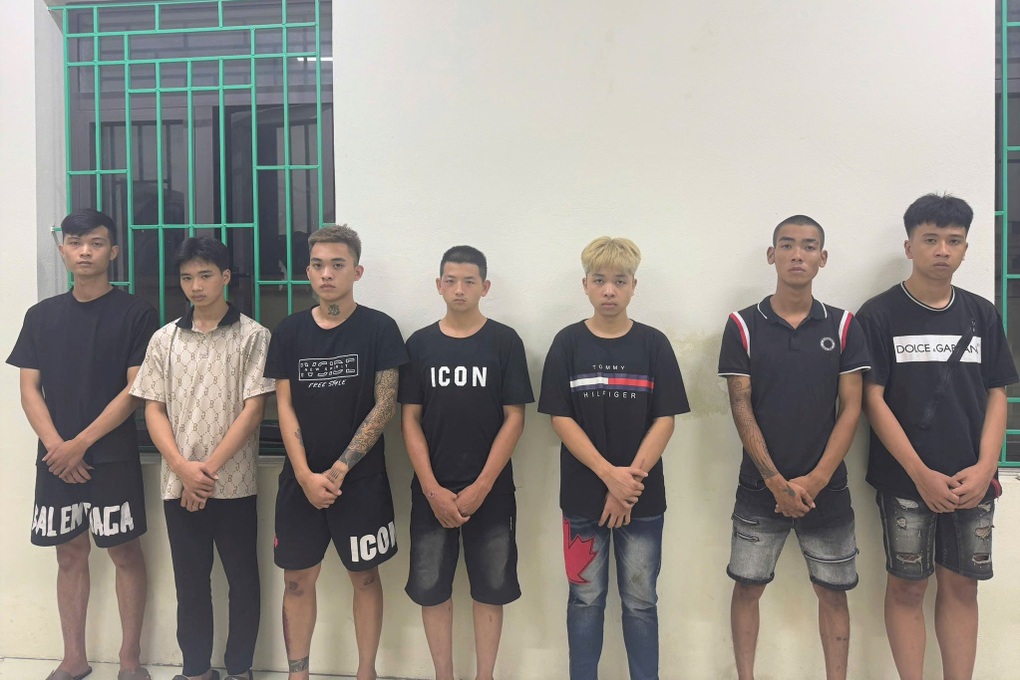 Khởi tố 7 đối tượng trong nhóm thanh niên tấn công ô tô đi đường - 1 Khởi tố 7 đối tượng trong nhóm thanh niên tấn công ô tô đi đường - 1