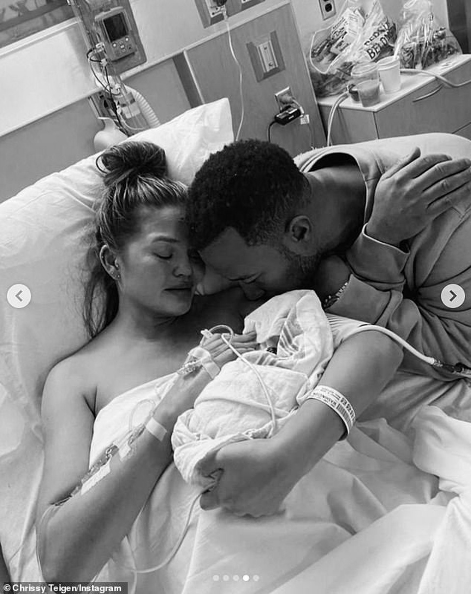 Siêu mẫu áo tắm Chrissy Teigen lộ dáng đẫy đà khi đi nghỉ giáng sinh - 7 Siêu mẫu áo tắm Chrissy Teigen lộ dáng đẫy đà khi đi nghỉ giáng sinh - 7