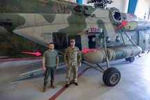 Ông Zelensky chụp ảnh trước trực thăng Mi-8 nghi đào thoát từ Nga