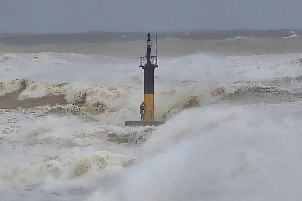 Vụ 2 tàu cá chìm trên biển: Ngư dân ôm phao giành giật sự sống giữa biển - 2 Vụ 2 tàu cá chìm trên biển: Ngư dân ôm phao giành giật sự sống giữa biển - 2