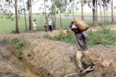 Xăng lậu lại ồ ạt chảy qua biên giới