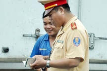 Doanh nghiệp tố bị ép trả tiền nhậu cho CSGT