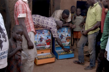 Những cỗ máy đánh bạc "ăn mòn" nông thôn Ghana