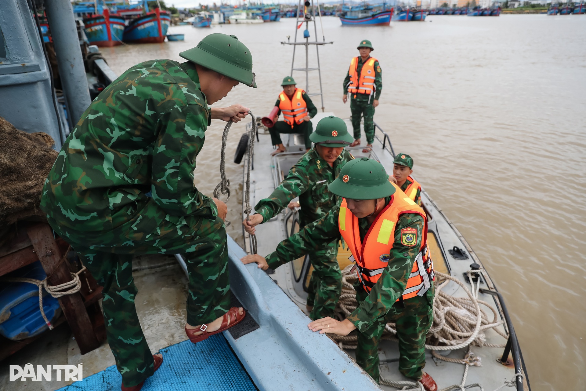 Ngư dân Đắk Lắk chạy đua ứng phó bão Kalmaegi - 9 Ngư dân Đắk Lắk chạy đua ứng phó bão Kalmaegi - 9