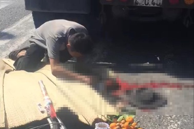 Mẹ bị xe container cuốn vào gầm, con trai ôm mẹ khóc ngất