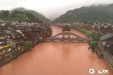 Phượng Hoàng cổ trấn gần đập Tam Hiệp ngập trong nước lũ