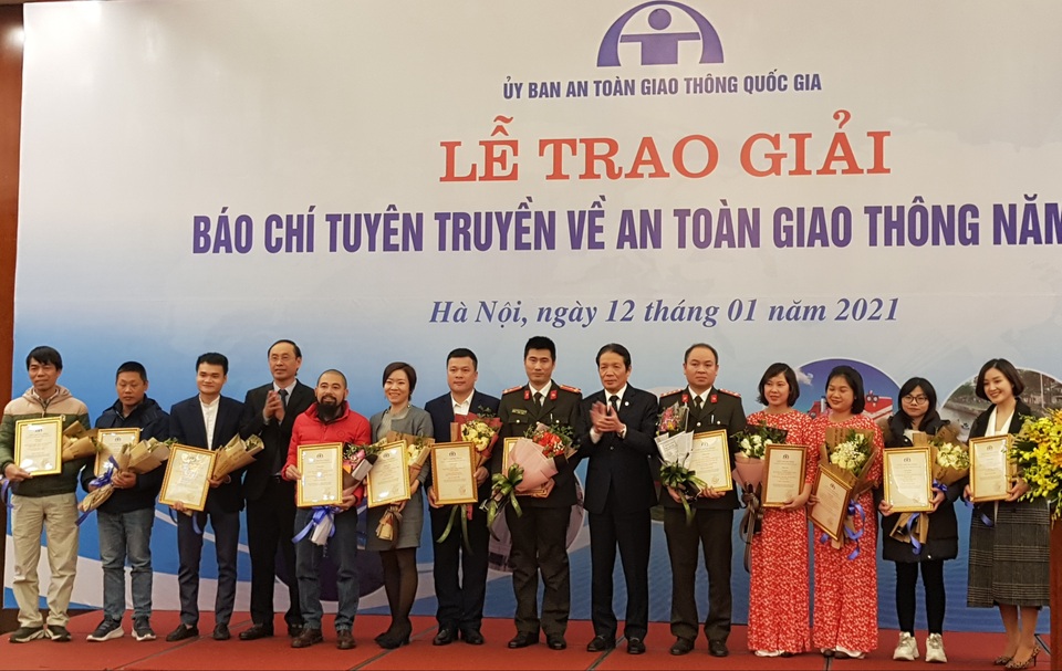Phóng viên Dân trí đoạt giải Báo chí tuyên truyền về ATGT năm 2020 - 3 Phóng viên Dân trí đoạt giải Báo chí tuyên truyền về ATGT năm 2020 - 3