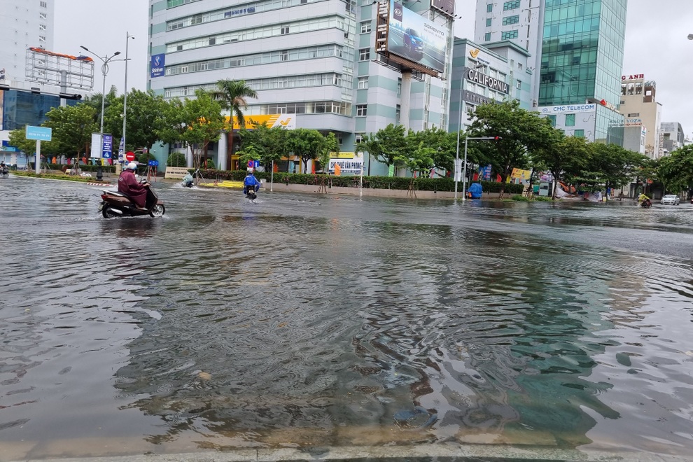 Mưa xối xả, nhiều tuyến đường ở Đà Nẵng ngập nặng - 2 Mưa xối xả, nhiều tuyến đường ở Đà Nẵng ngập nặng - 2