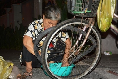Người đàn bà 30 năm vá xe đêm ở nơi sầm uất nhất Sài Gòn